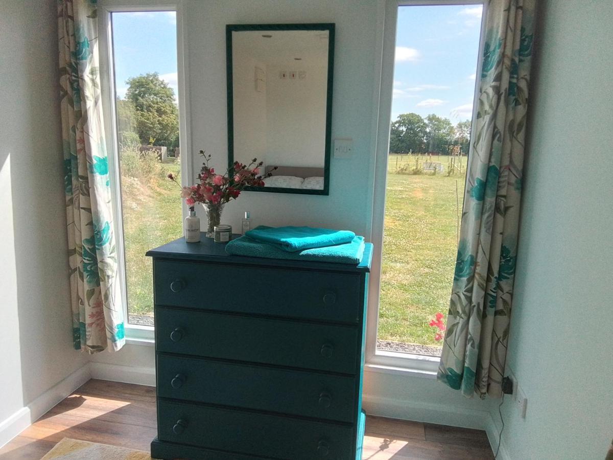 Delphinum Cabin Badsey Bagian luar foto
