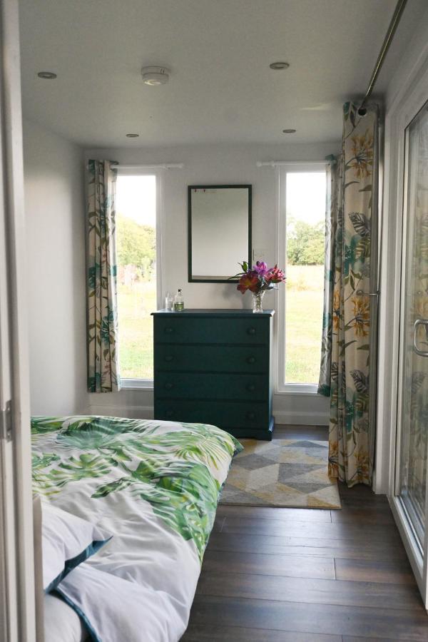 Delphinum Cabin Badsey Bagian luar foto