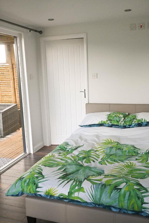 Delphinum Cabin Badsey Bagian luar foto